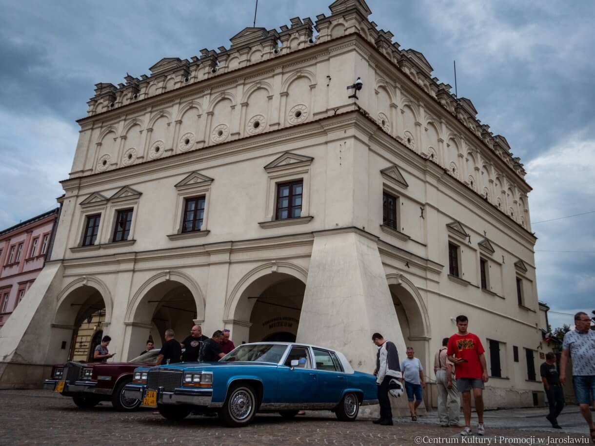 stare samochody na jarosławskim rynku