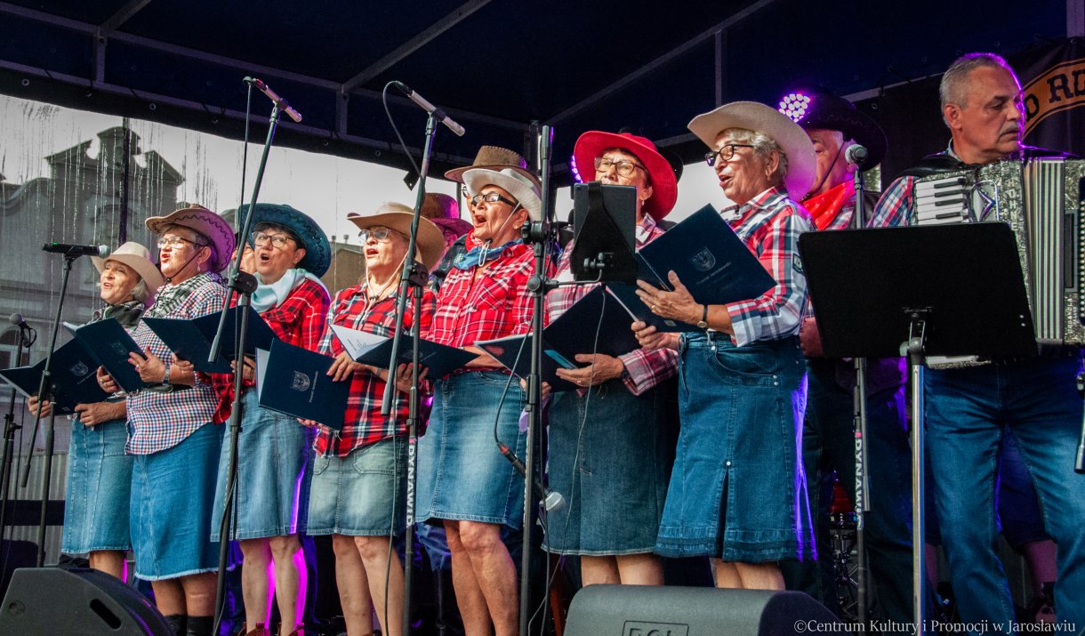 zespól piosenki na scenie podczas koncertu