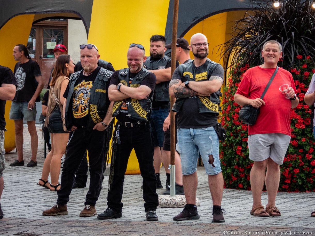 członkowie grupy motocyklowej