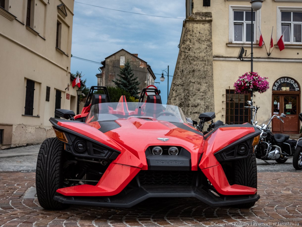 pokaz samochodów na jarosławskim rynku