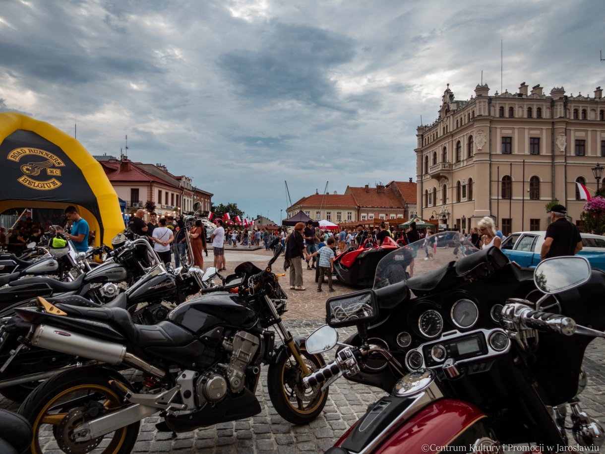 motocykle, w tle widok na ratusz