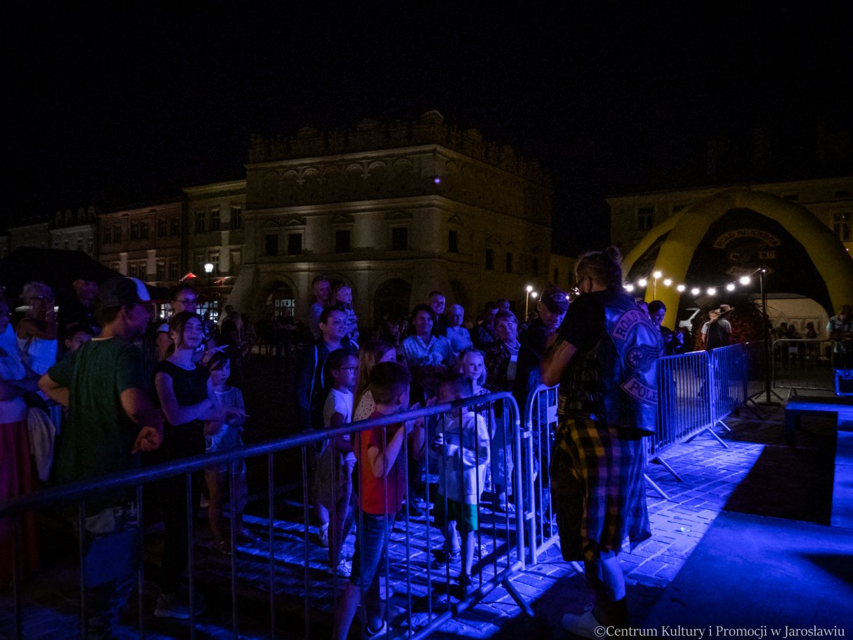 uczestnicy pikniku country i prowadzący