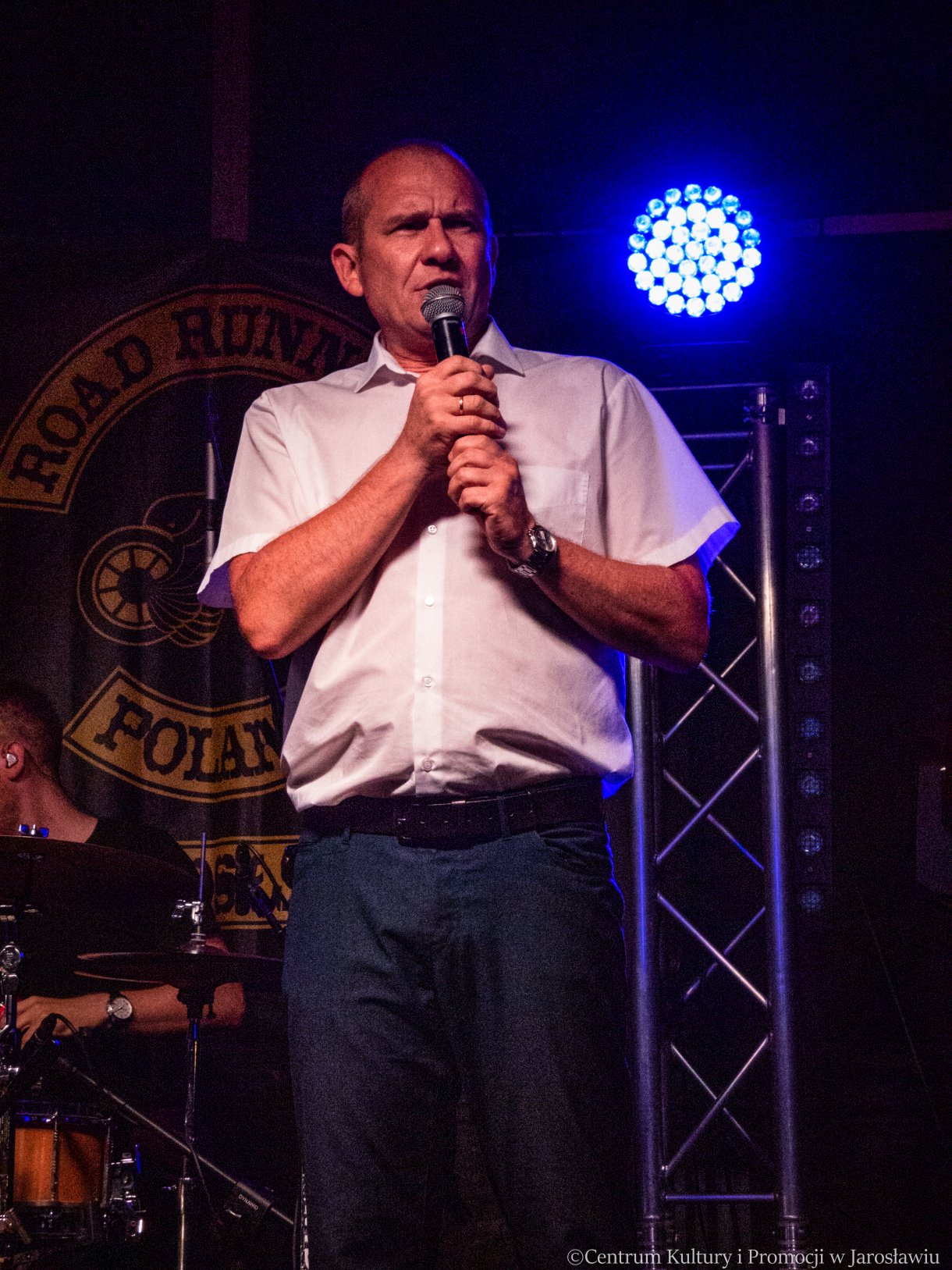 zastępca burmistrza miasta na scenie podczas pikniku