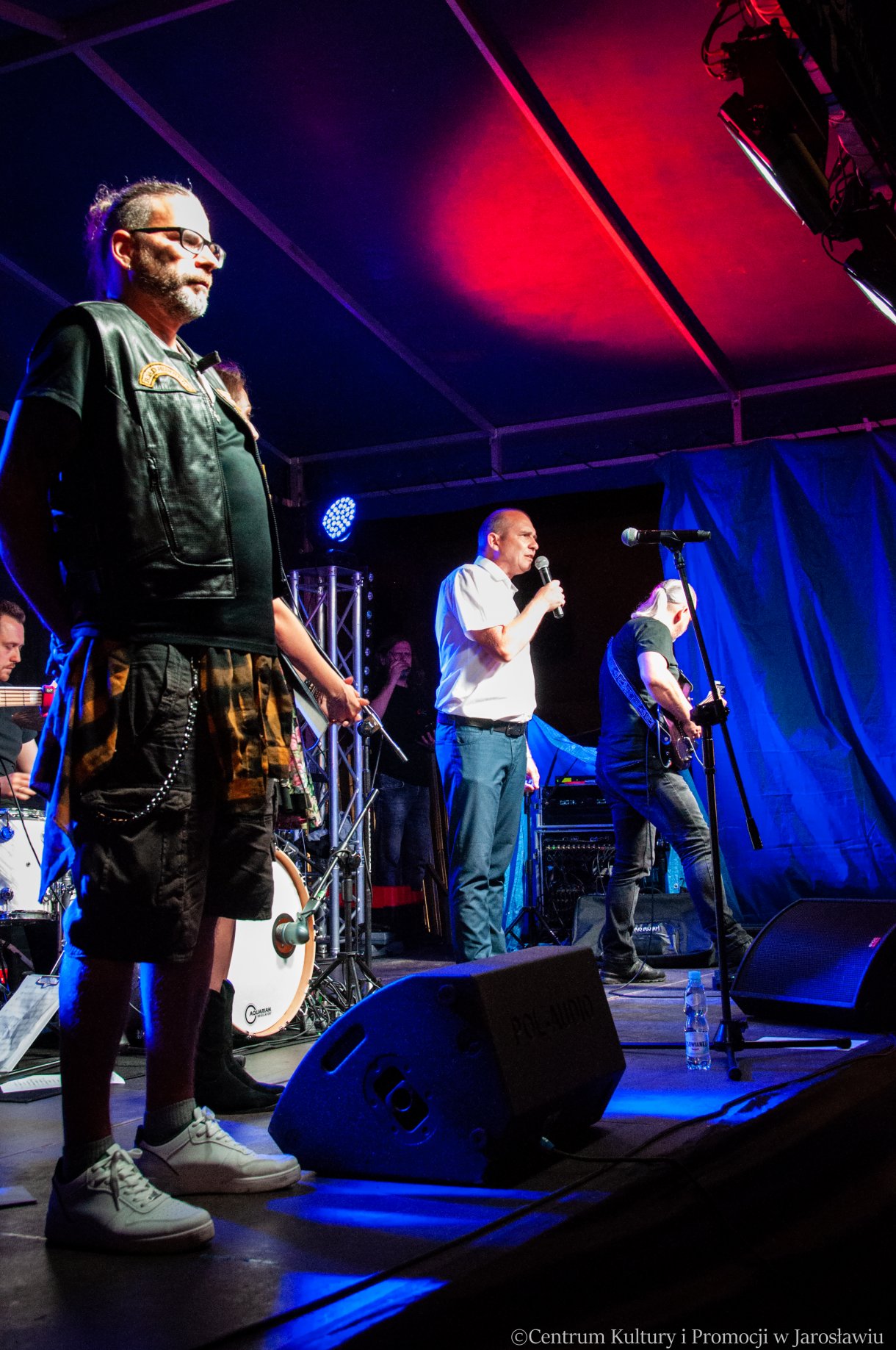 zastępca burmistrza miasta i prowadzący na scenie