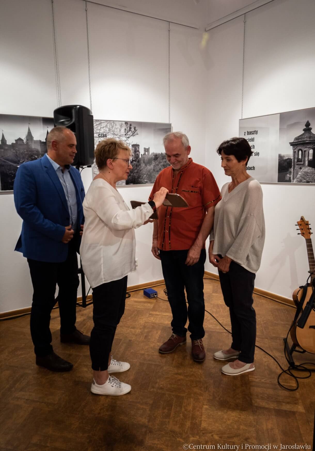 Dyrektor CKiP i prezes Stowarzyszenia Dziedzictwo kresów wręczają podziękowania artystom