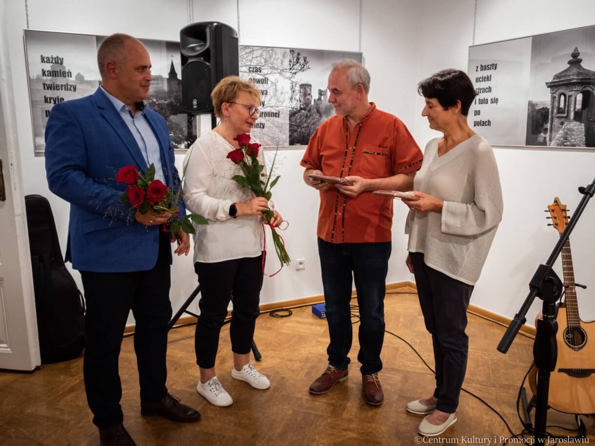 Dyrektor CKiP i prezes Stowarzyszenia Dziedzictwo kresów wręczają podziękowania artystom