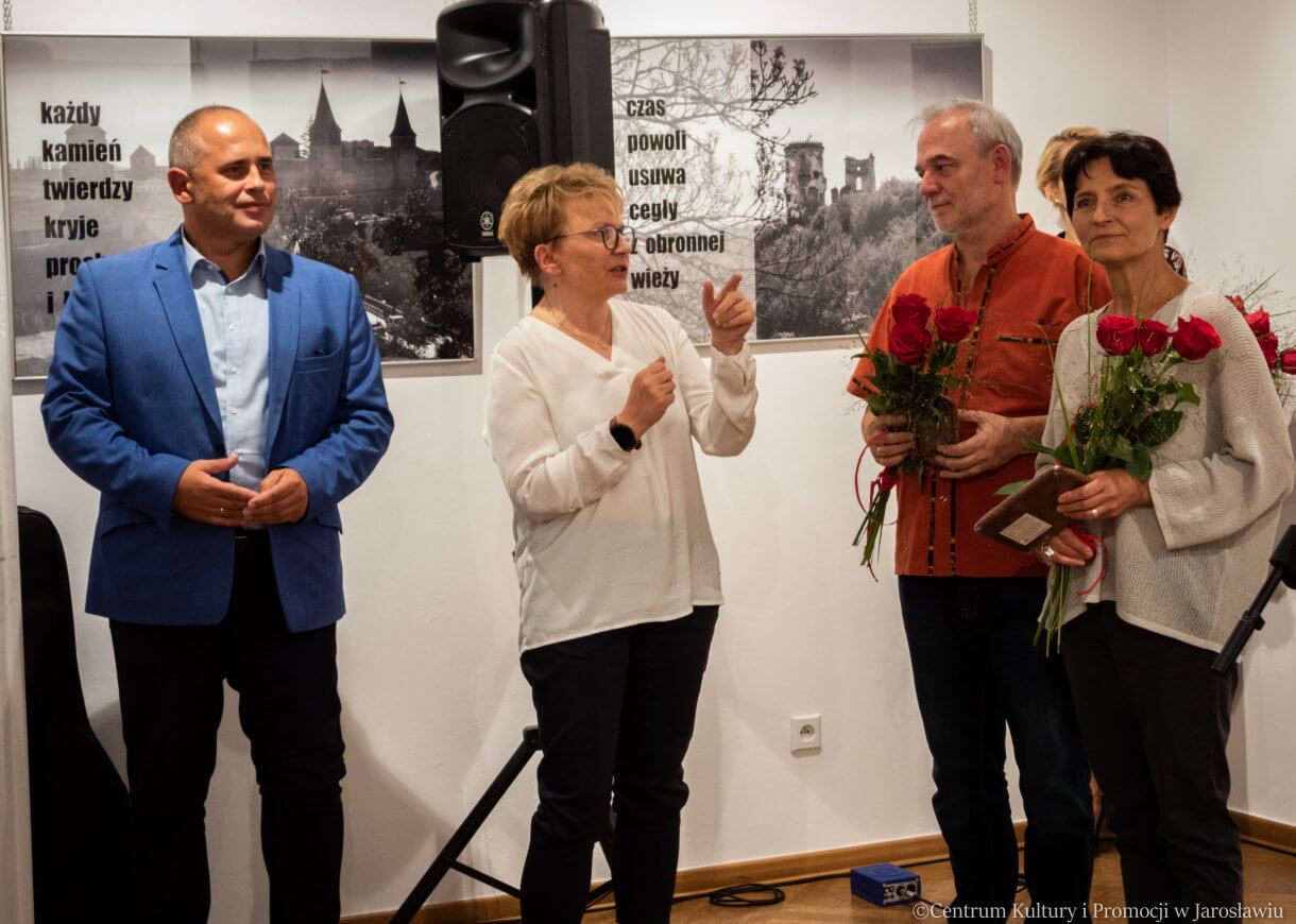 Dyrektor CKiP i prezes Stowarzyszenia Dziedzictwo kresów wręczają podziękowania artystom