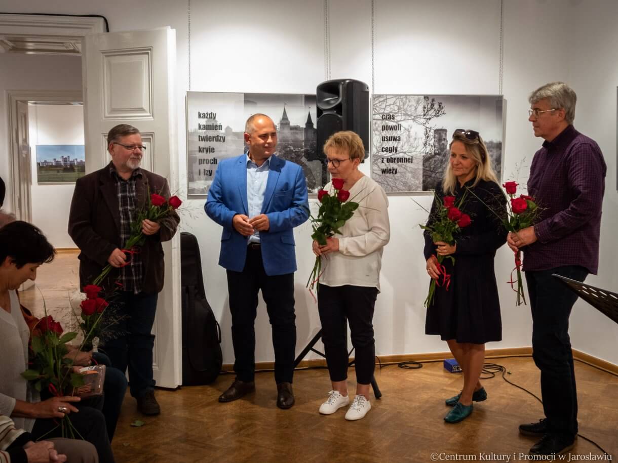 Dyrektor CKiP i prezes Stowarzyszenia Dziedzictwo kresów wręczają podziękowania członkom jarosławskiego towarzystwa fotograficznego Atest2000