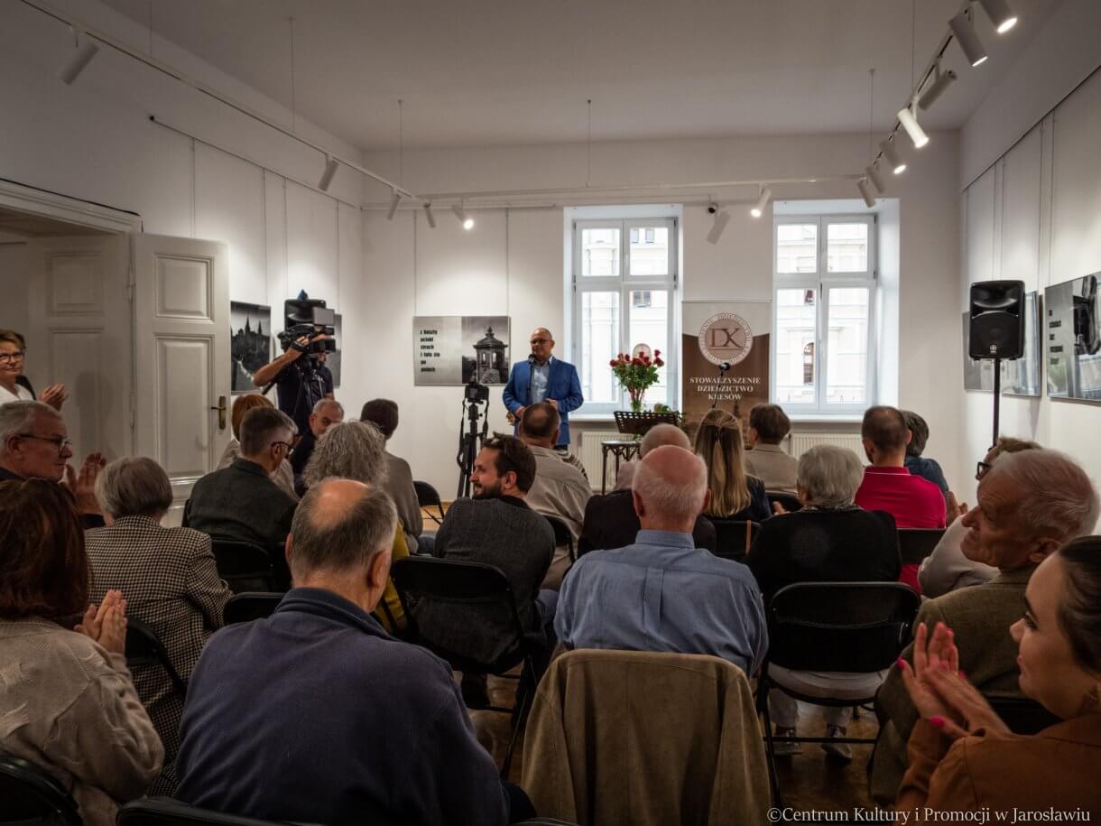 dyrektor Centrum Kultury i Promocji podczas otwarcia wystawy w Galerii Głównej u Attavantich