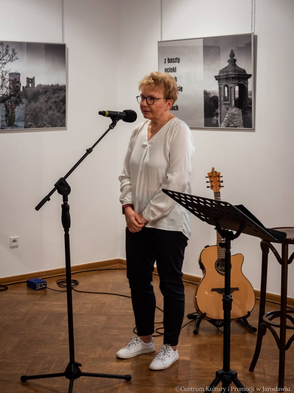 Elżbieta Rusinko prezes Stowarzyszenia Dziedzictwo Kresów podczas otwarcia wystawy