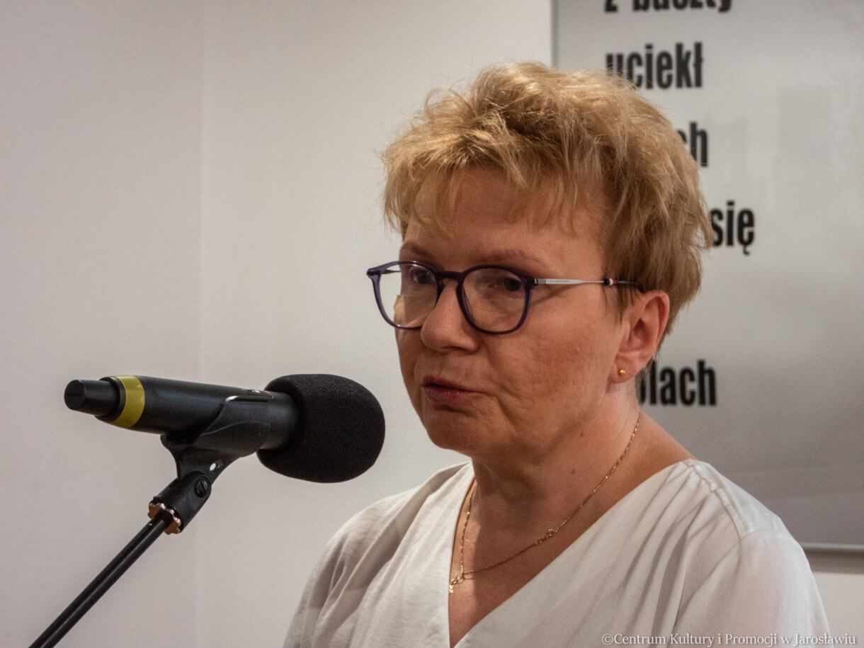 Elżbieta Rusinko prezes Stowarzyszenia Dziedzictwo Kresów podczas otwarcia wystawy