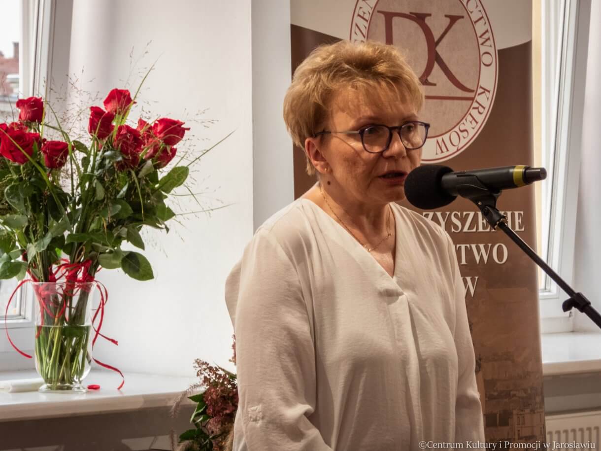 Elżbieta Rusinko prezes Stowarzyszenia Dziedzictwo Kresów podczas otwarcia wystawy