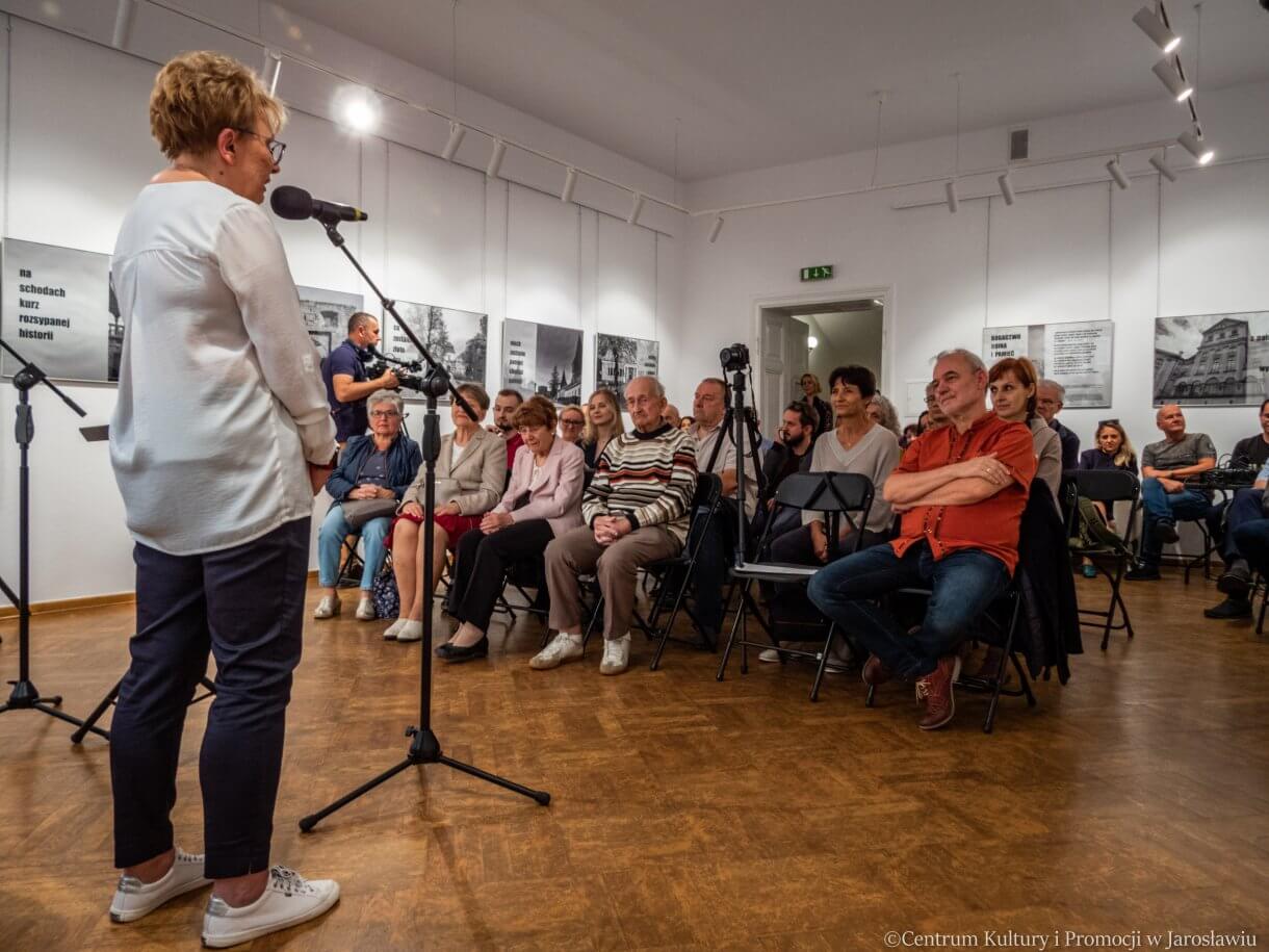 Elżbieta Rusinko prezes Stowarzyszenia Dziedzictwo Kresów podczas otwarcia wystawy