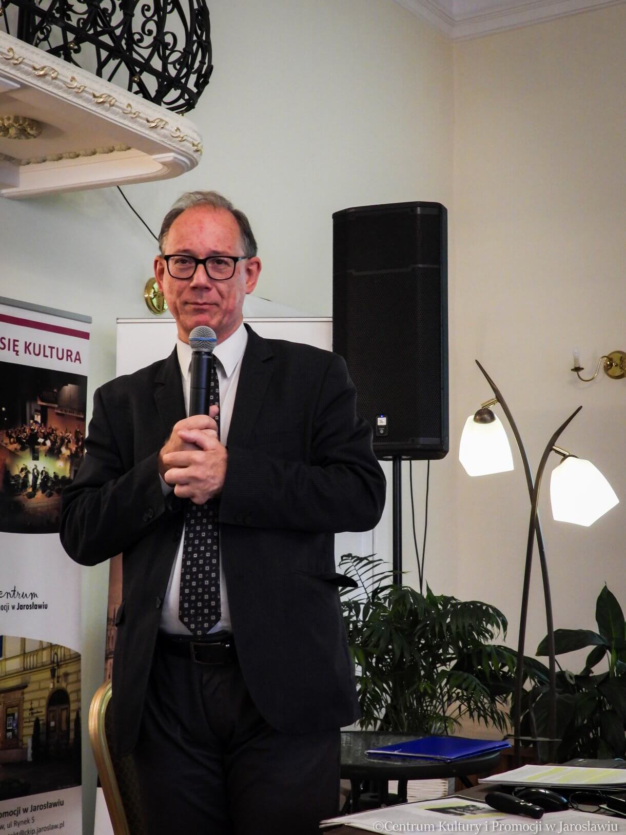 Tomasz Kuba Kozłowski podczas wykładu