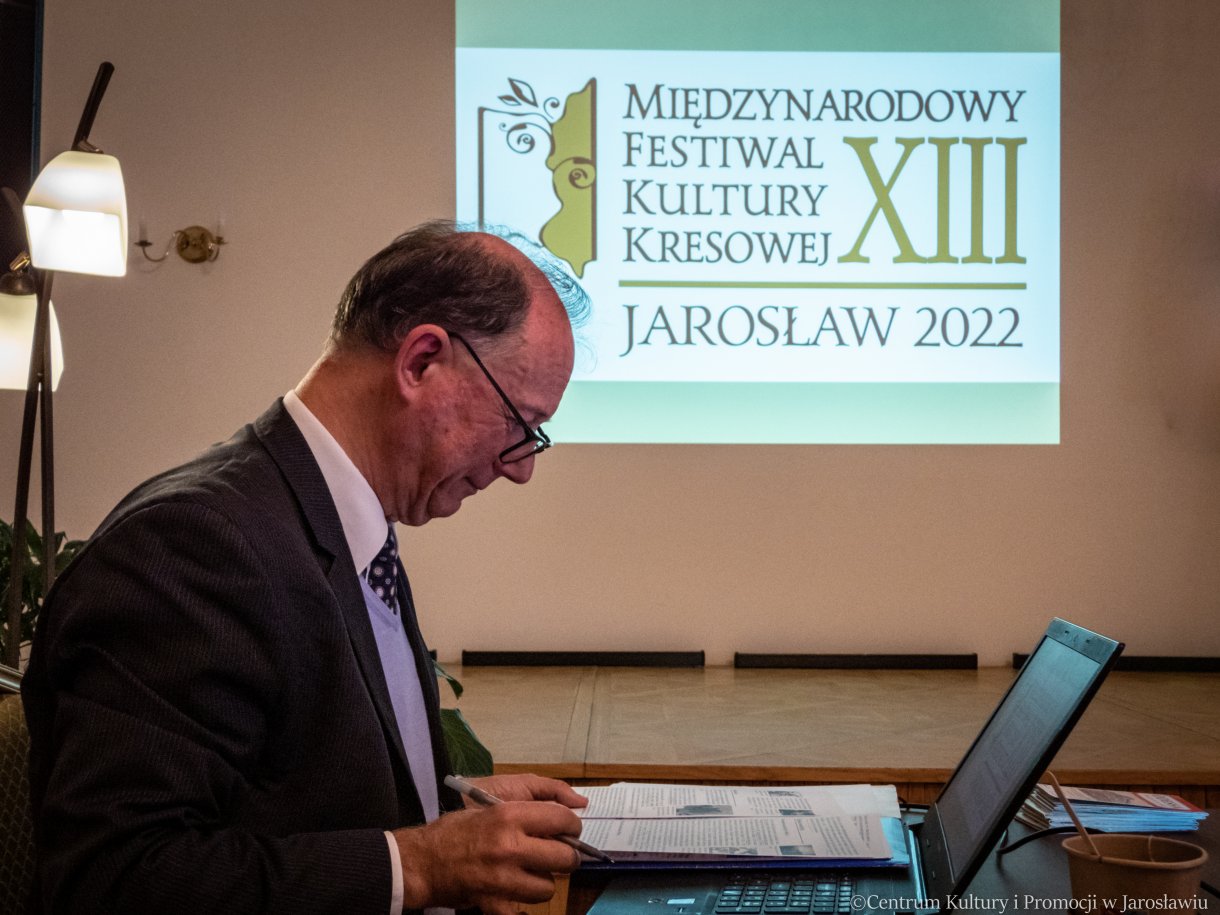 Tomasz Kuba Kozłowski podczas wykładu