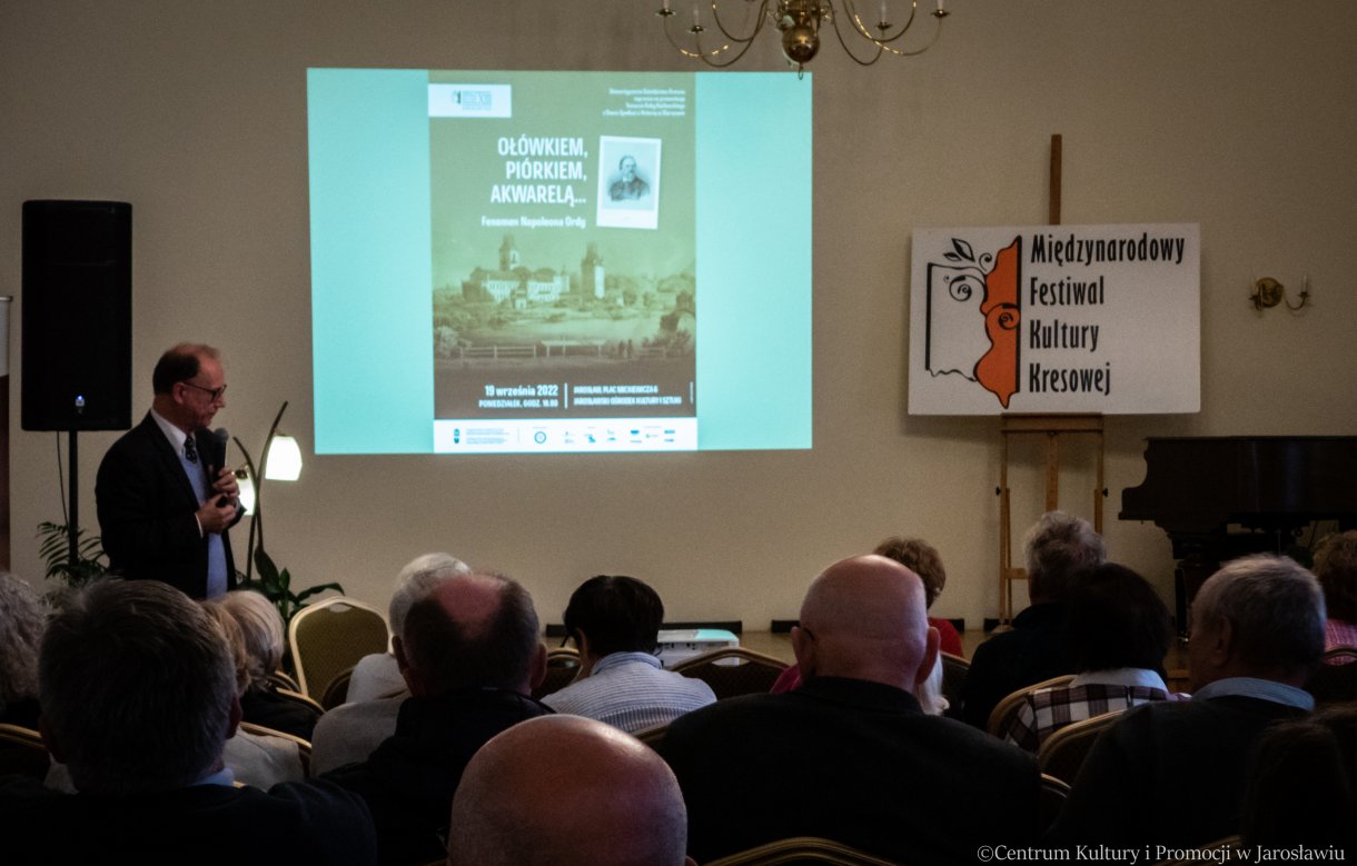 Tomasz Kuba Kozłowski podczas wykładu