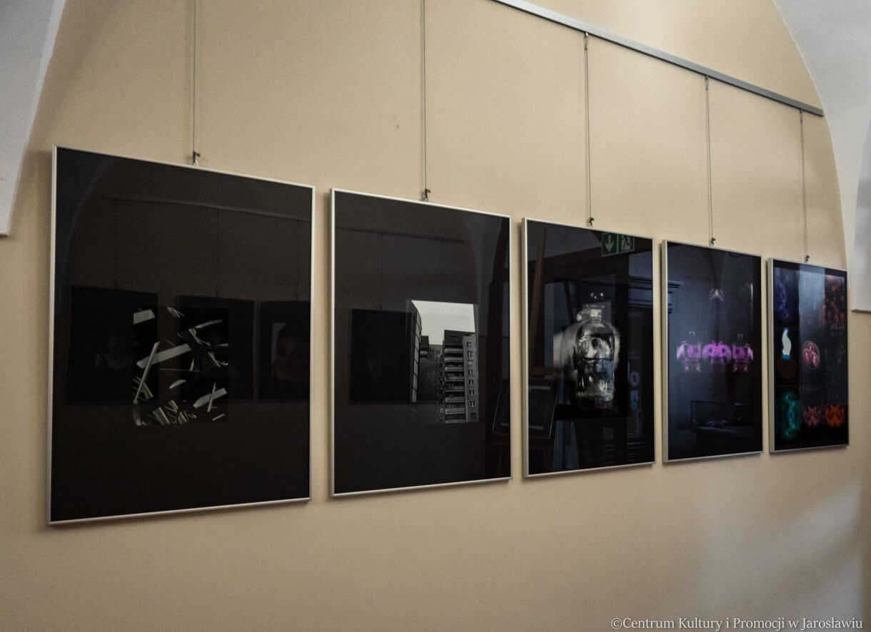 fotografie Jagody Ziółkowskiej na ścianie galerii w holu