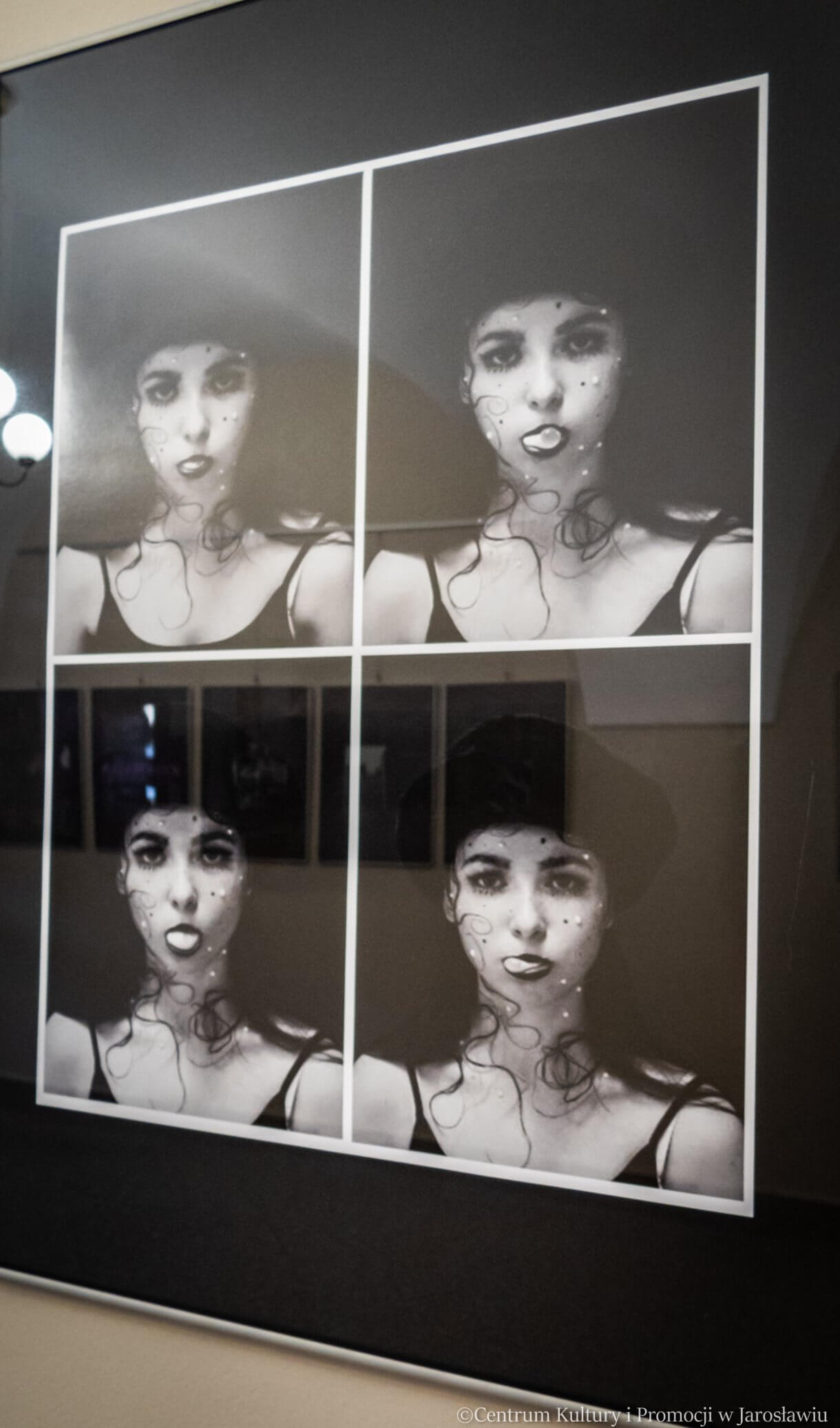 fotografie Jagody Ziółkowskiej na ścianie galerii w holu