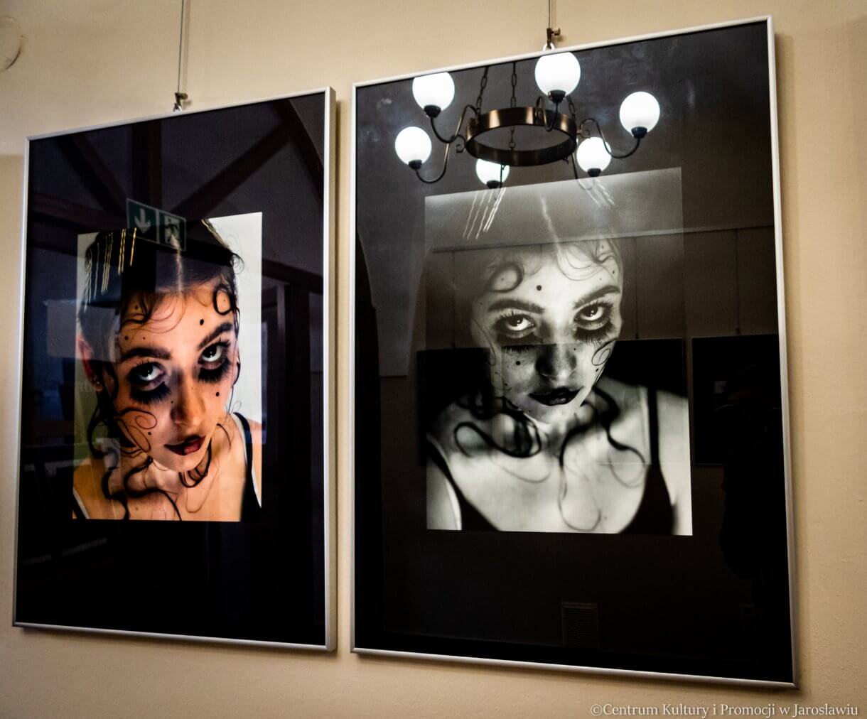 fotografie Jagody Ziółkowskiej na ścianie galerii w holu