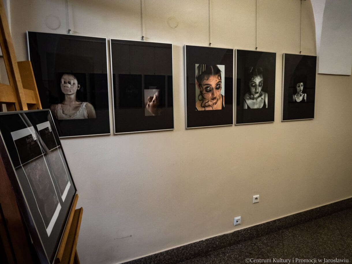 fotografie Jagody Ziółkowskiej na ścianie galerii w holu