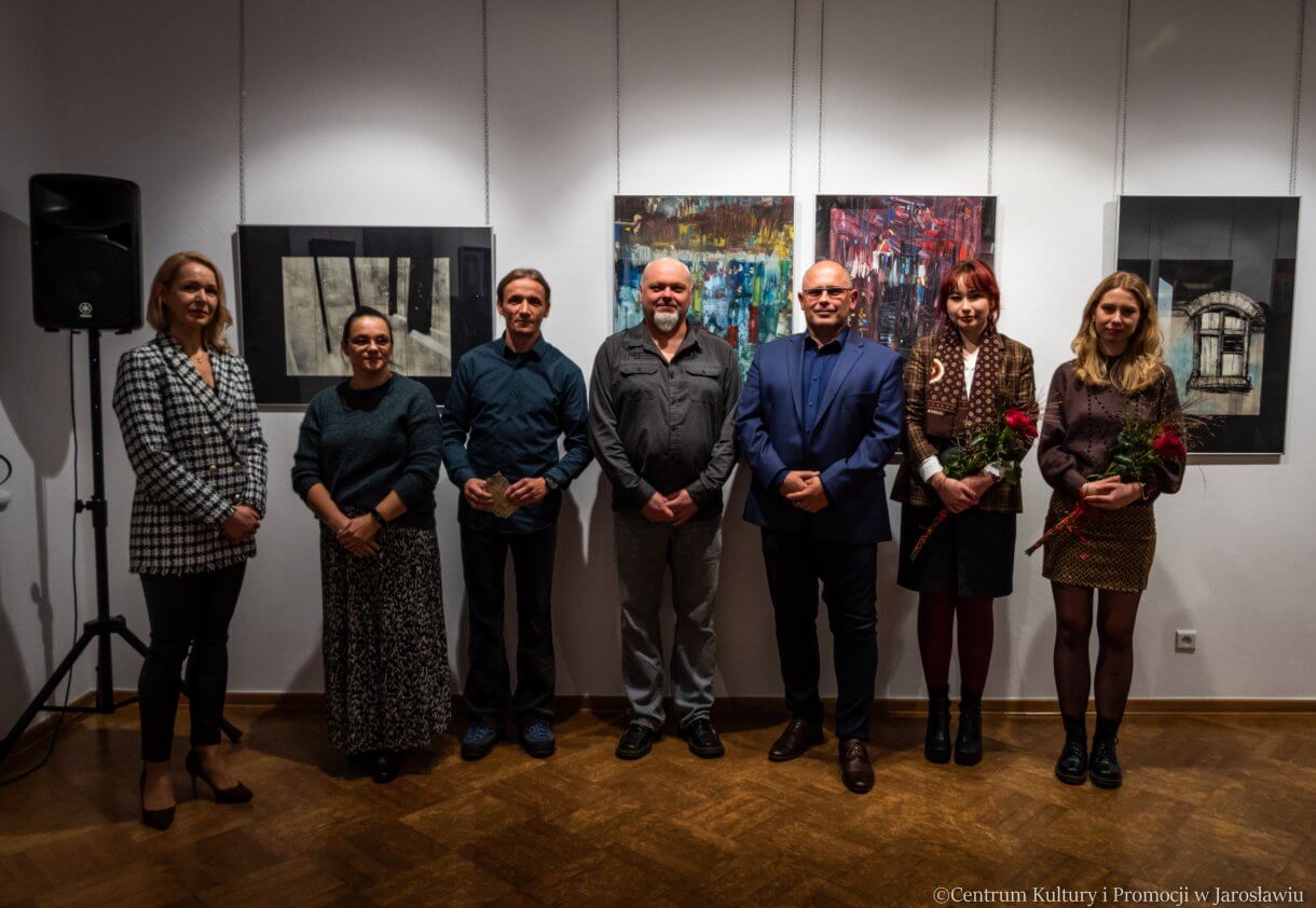 artyści oraz organizatorzy podczas wernisażu