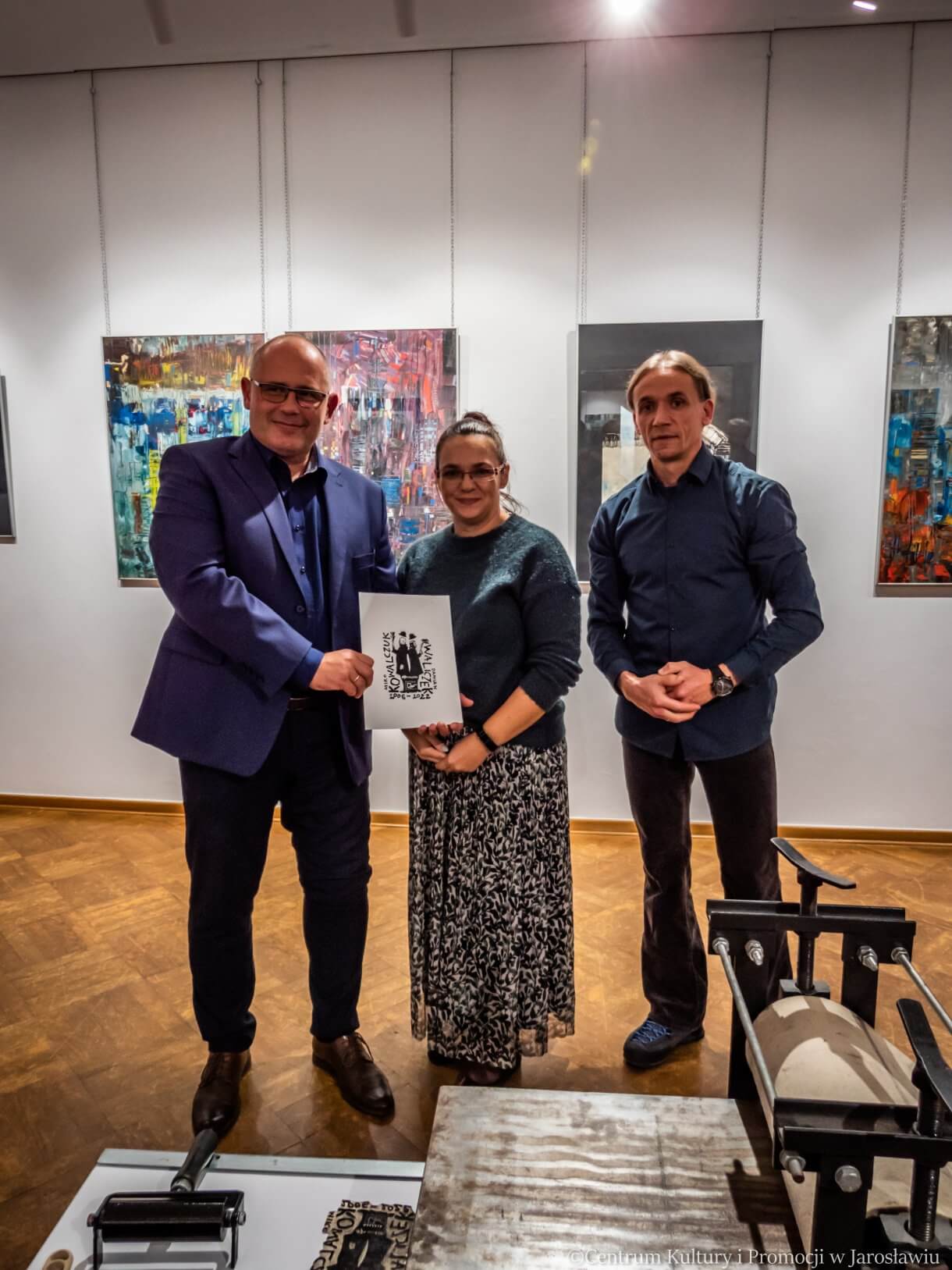 uczestnicy wernisażu z autorem