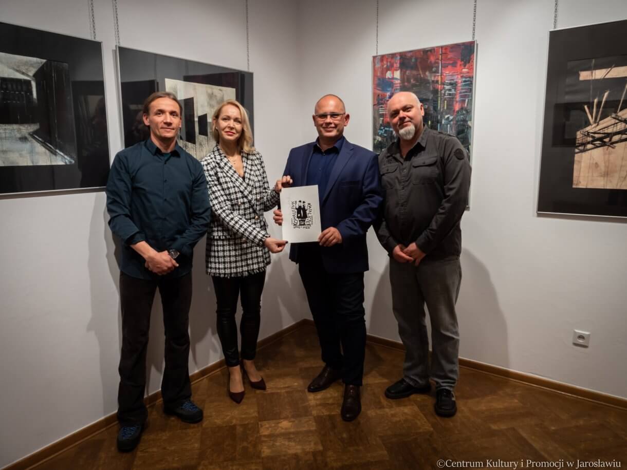 uczestnicy wernisażu z artystami