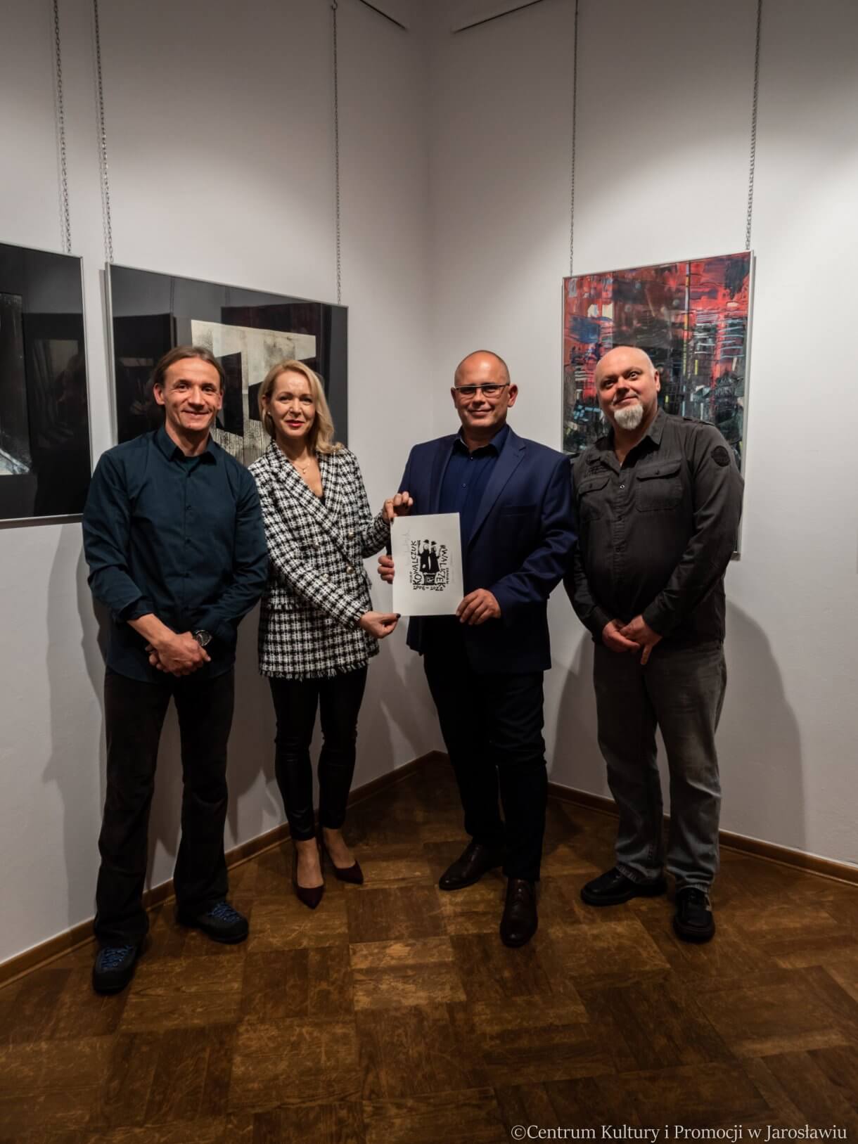 uczestnicy wernisażu z artystami