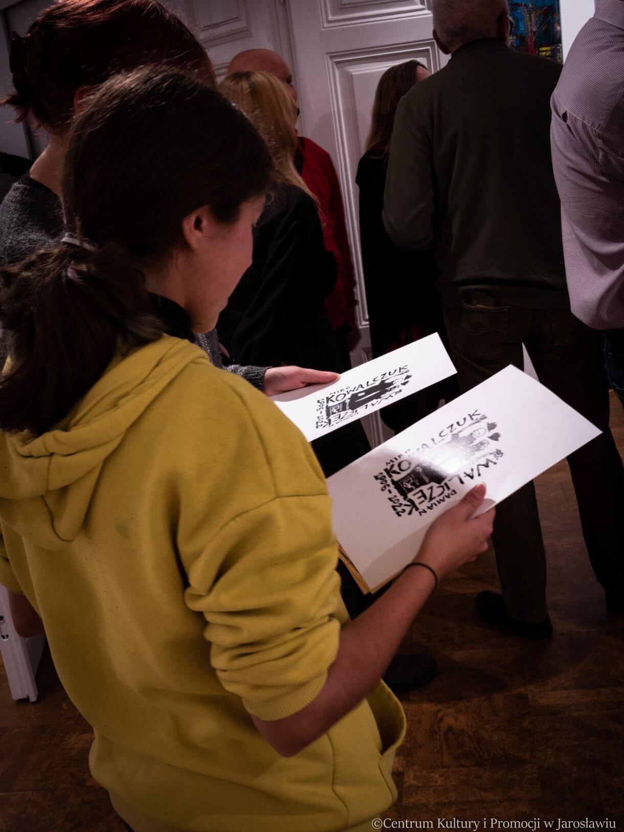 uczestnicy wernisażu z pamiątkami od Damiana Waliczka i Mirka Kowalczuka