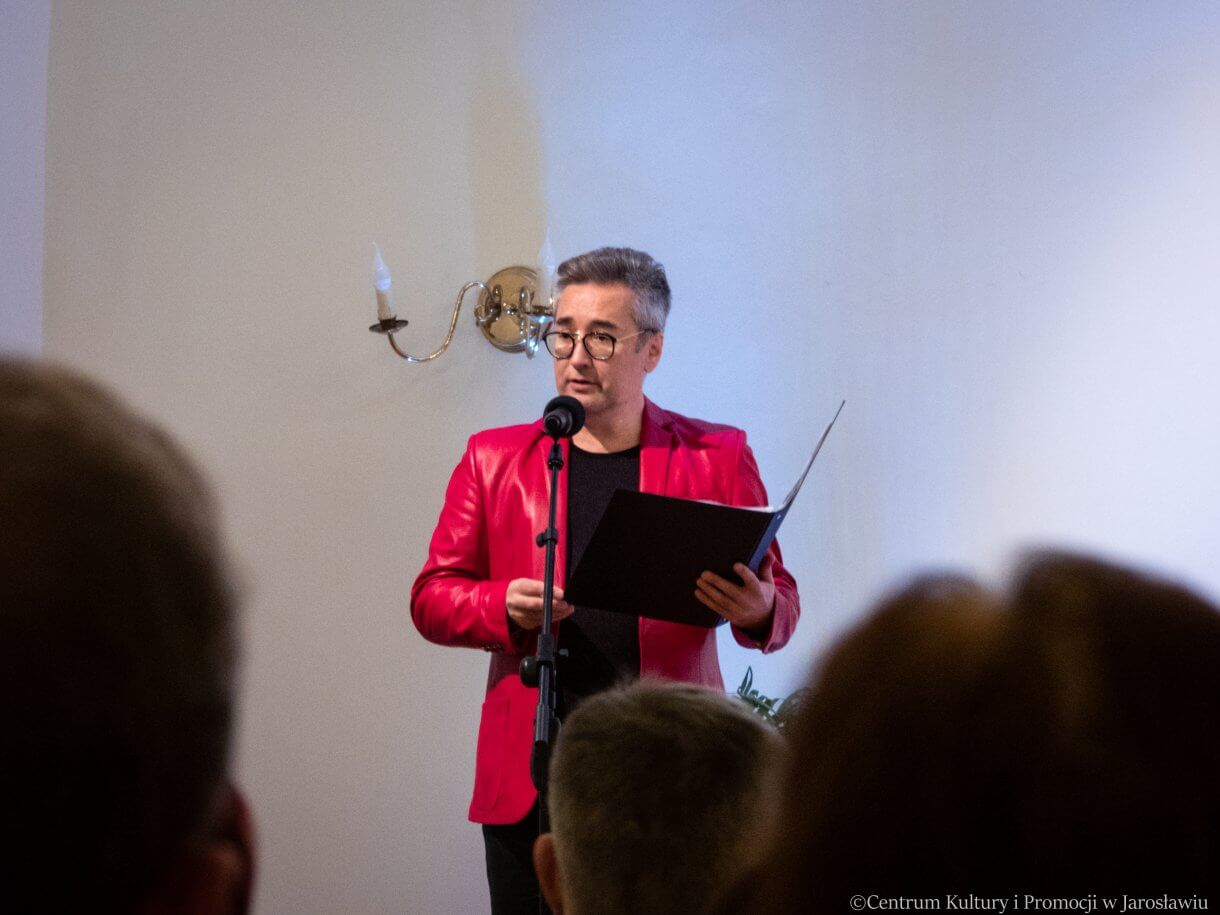 dr hab. Jacek Ścibor podczas prowadzenia koncertu