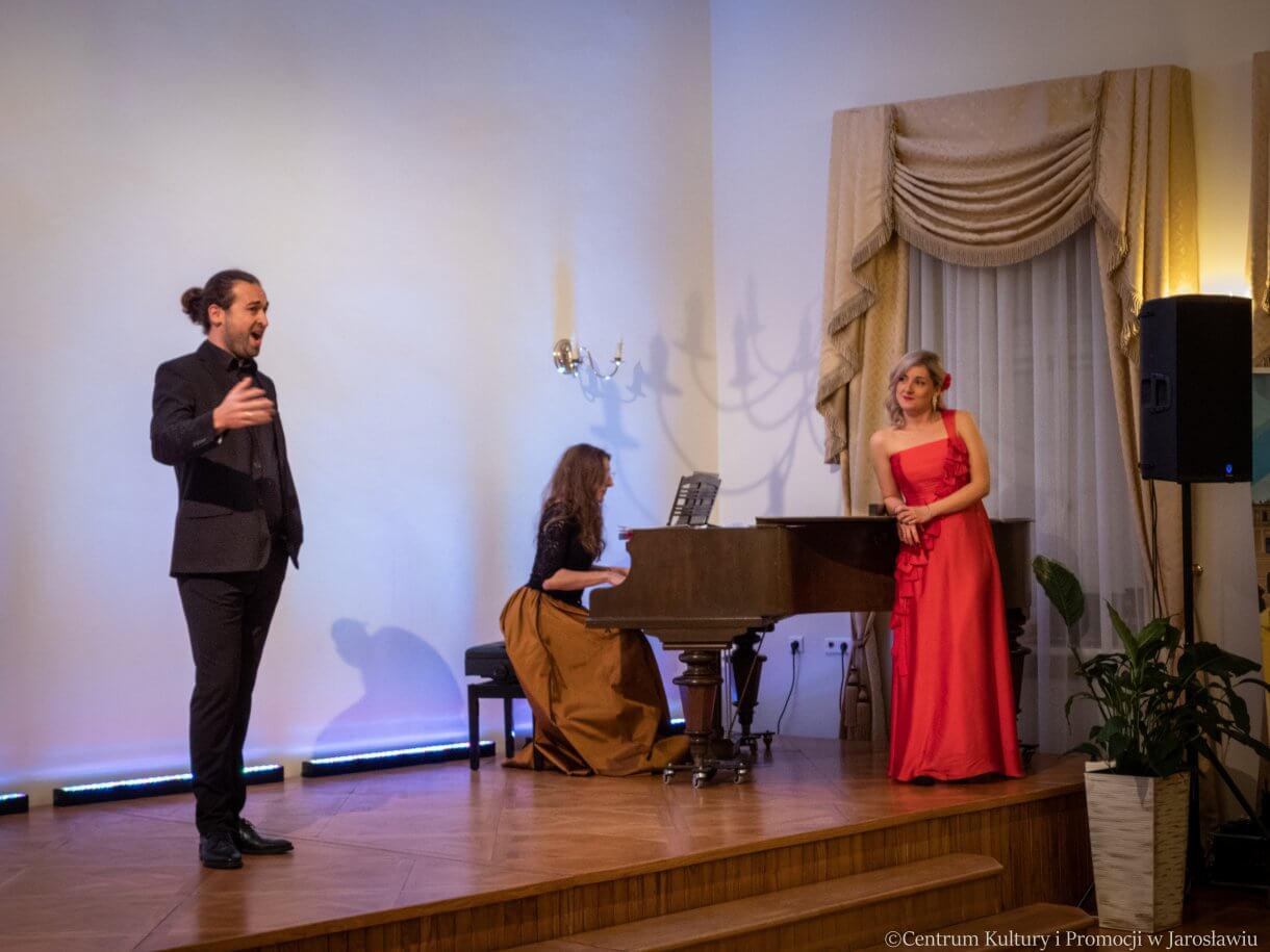 Katarzyna Guran (sopran), Tomasz Świerczek (tenor) oraz Agnieszka Ignaszewska-Magiera (fortepian) podczas koncertu