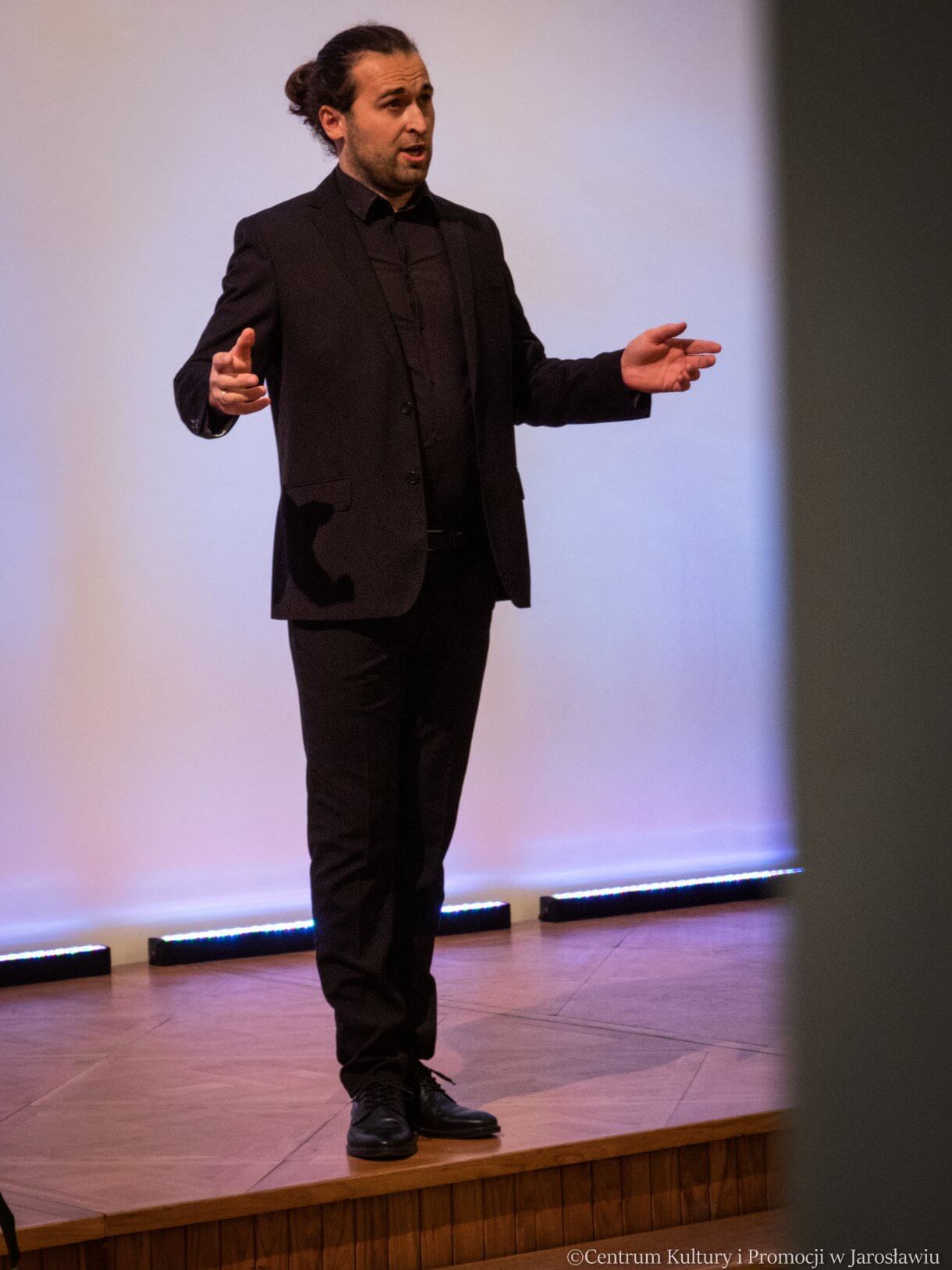 Tomasz Świerczek (tenor) podczas koncertu