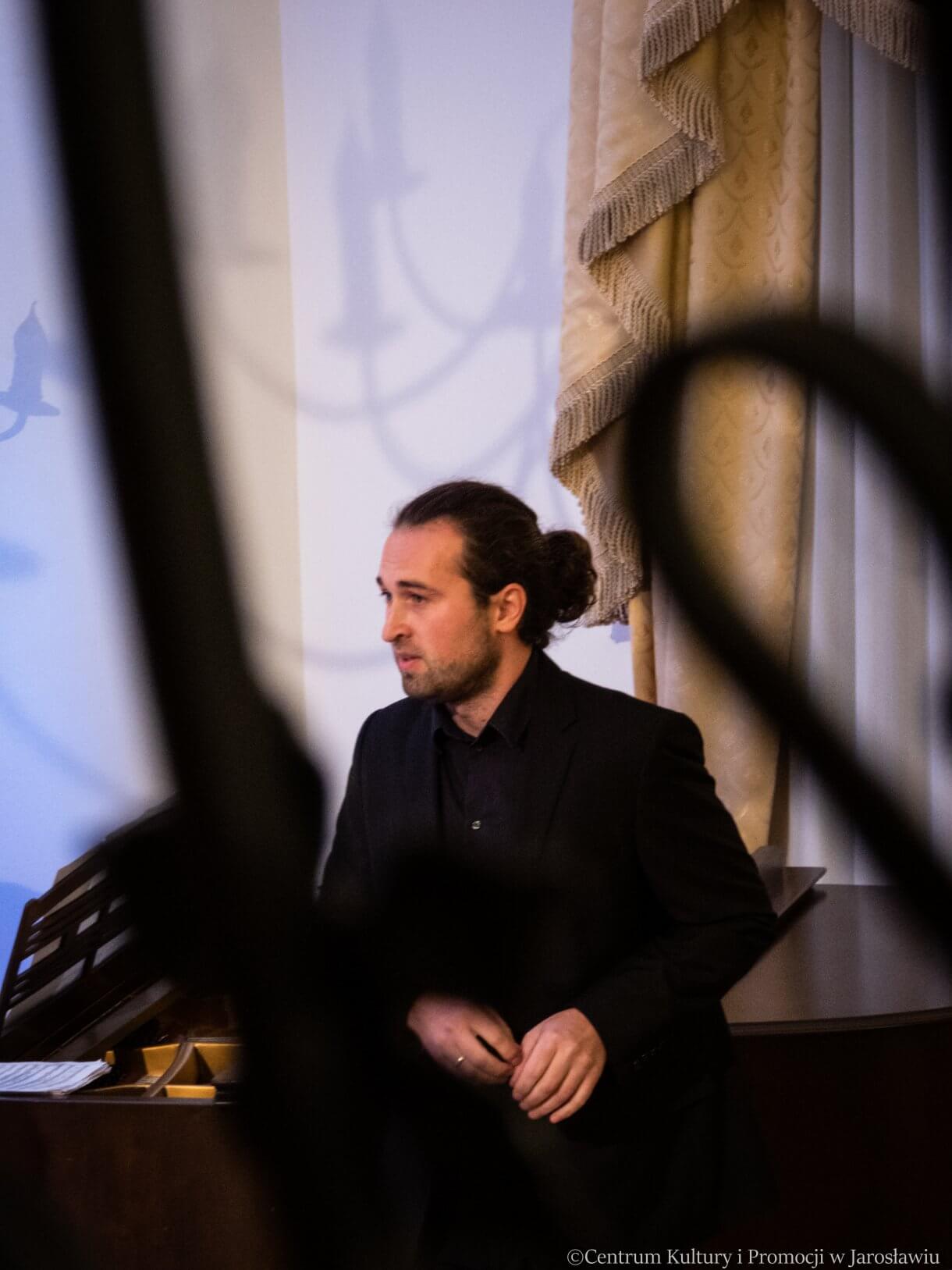 Tomasz Świerczek (tenor) podczas koncertu