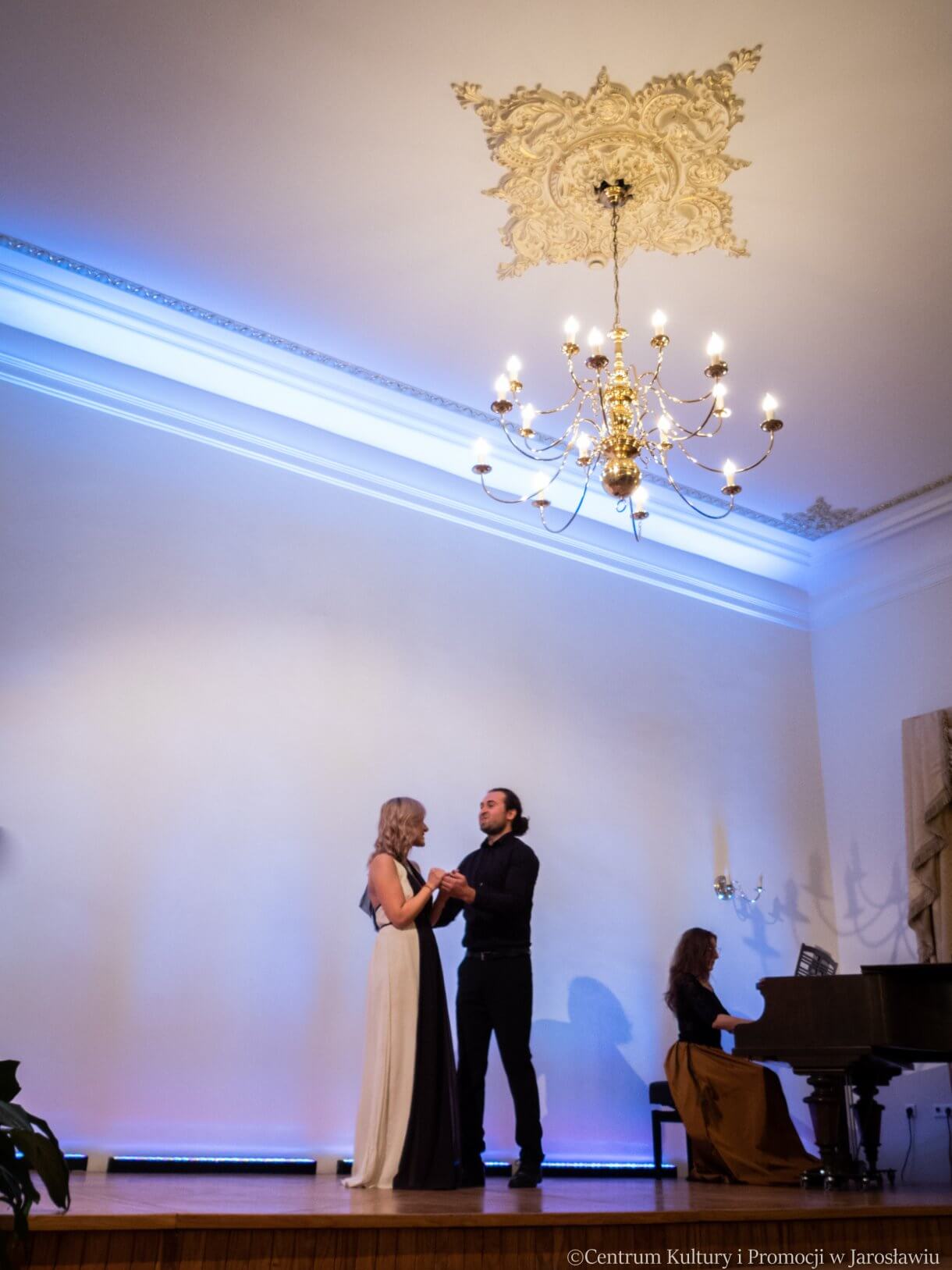 Katarzyna Guran (sopran), Tomasz Świerczek (tenor) oraz Agnieszka Ignaszewska-Magiera (fortepian) podczas koncertu