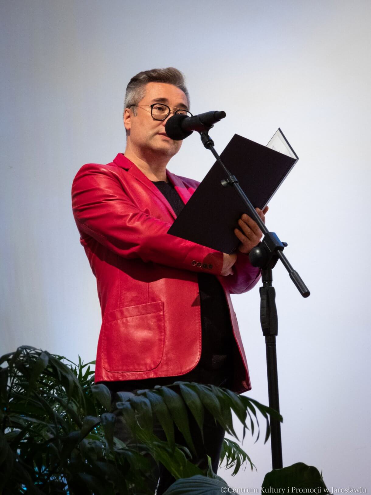 dr hab. Jacek Ścibor podczas prowadzenia koncertu