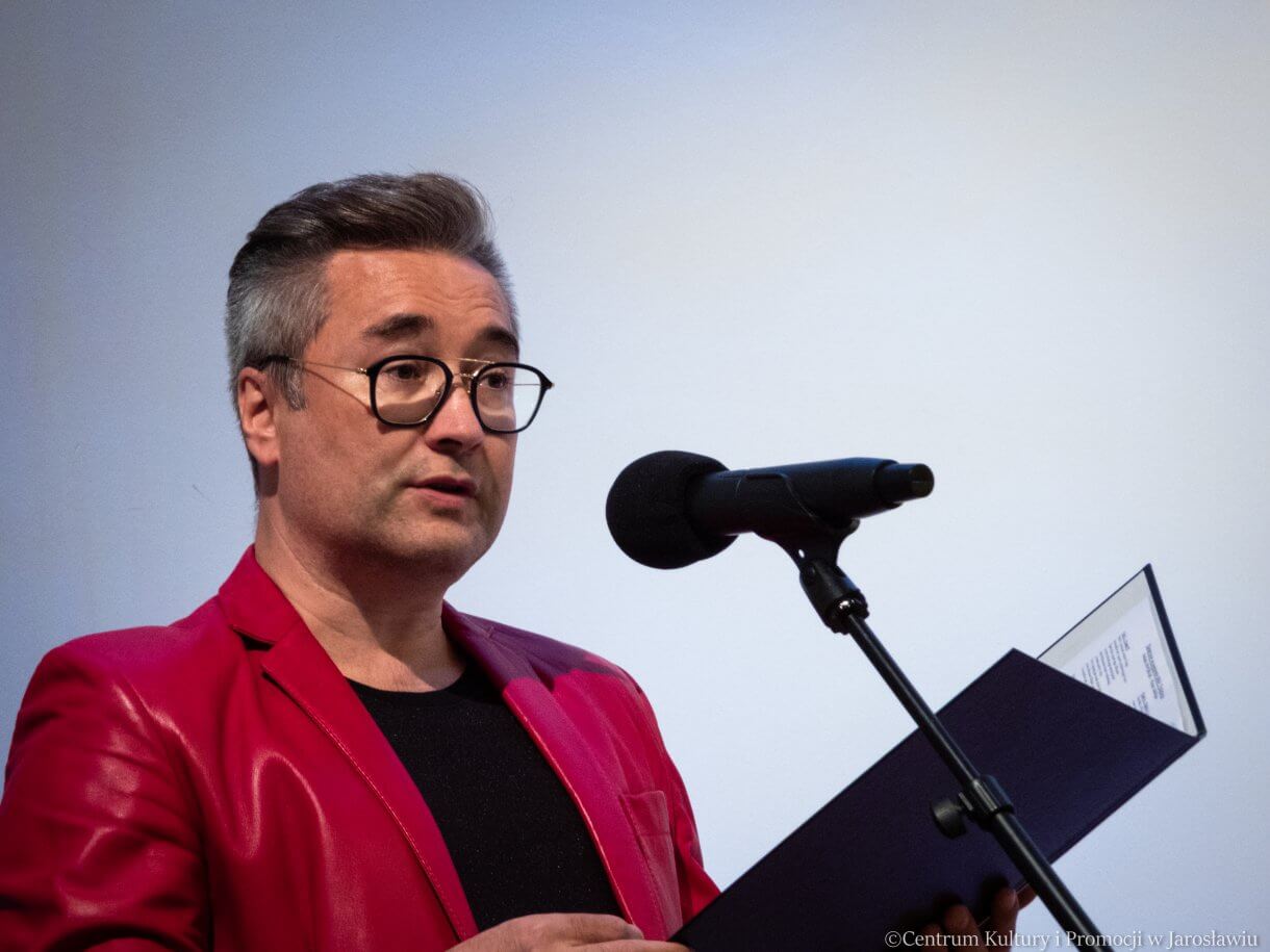 dr hab. Jacek Ścibor podczas prowadzenia koncertu