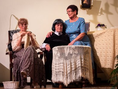 W ramach Wieczoru z Seniorem, 4 listopada miała miejsce premiera spektaklu „Dom Kobiet” w wykonaniu Teatru Baccalaureus. Publiczność, która tłumnie pojawiła się w Sali Lustrzanej miała okazję poznać historię kilku pokoleń kobiet zamieszkujących pod jednym dachem. Aktorki wcielające się w role babki Celiny, Julii, Marii, Tekli, Róży i Joanny przedstawiły troski i trudy życia codziennego postaci. Każda z tych kobiet żyje przeszłością swoich mężczyzn, którzy już odeszli. Historia każdej z tych kobiet jest niezwykła, każda z nich ma coś do zakomunikowania światu, do przekazania jakieś doświadczenie.  „Dom Kobiet” w reżyserii Doroty Białek, opracowany został na podstawie dramatu Zofii Nałkowskiej o tym samym tytule.