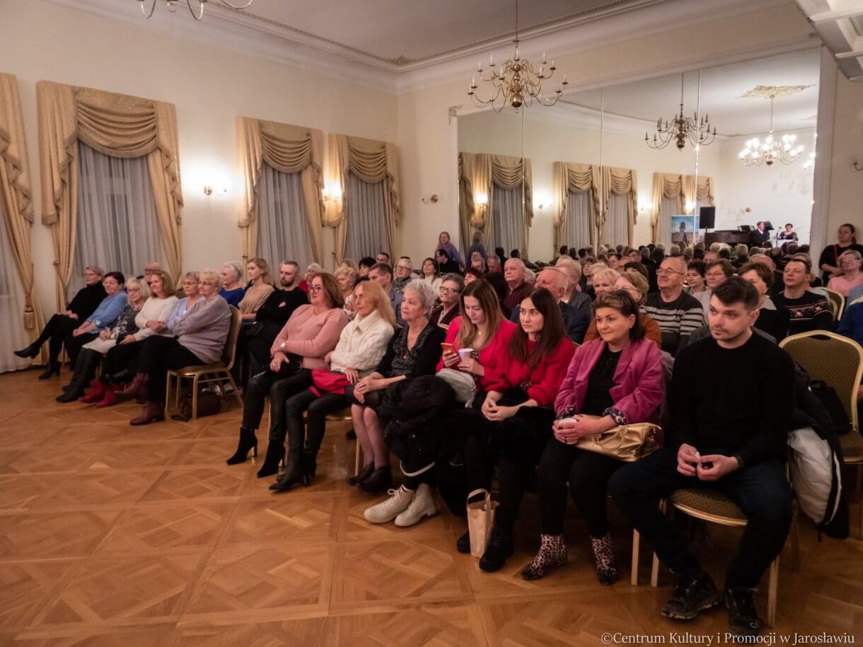 publiczność w Sali Lustrzanej podczas występu artystycznego