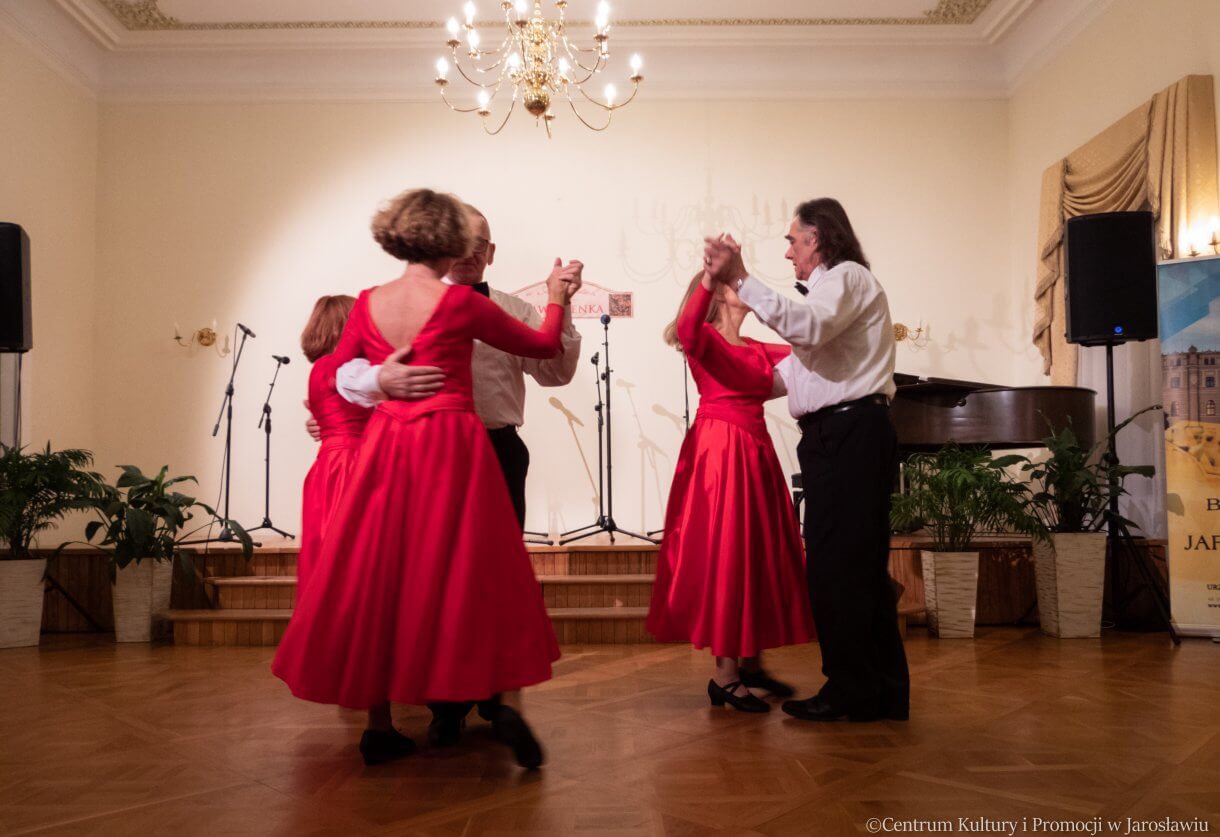 Zespół Tańca Towarzyskiego Balans podczas występu