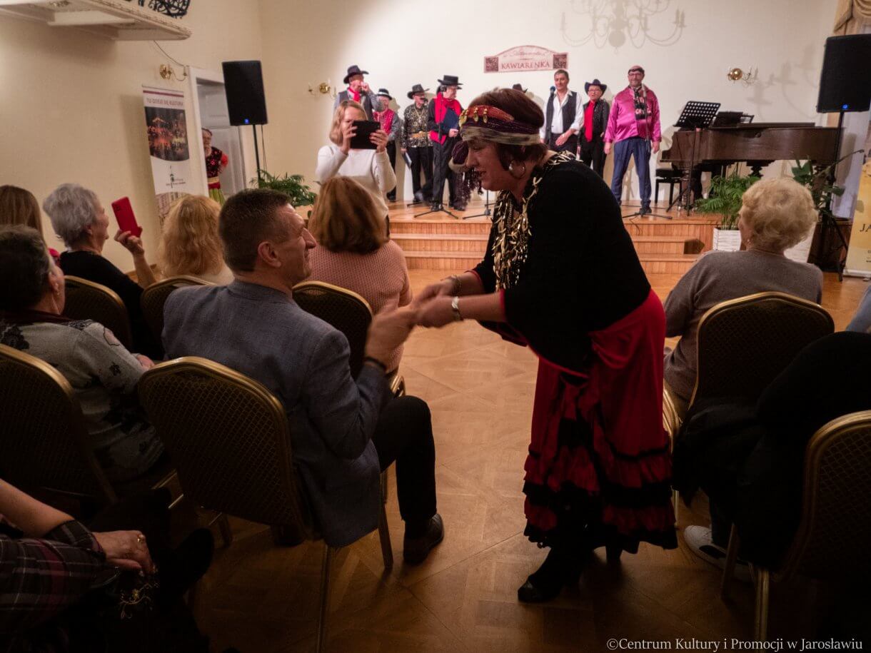 członek ZPE Sway podczas występu cyganka podchodziła do publiczności