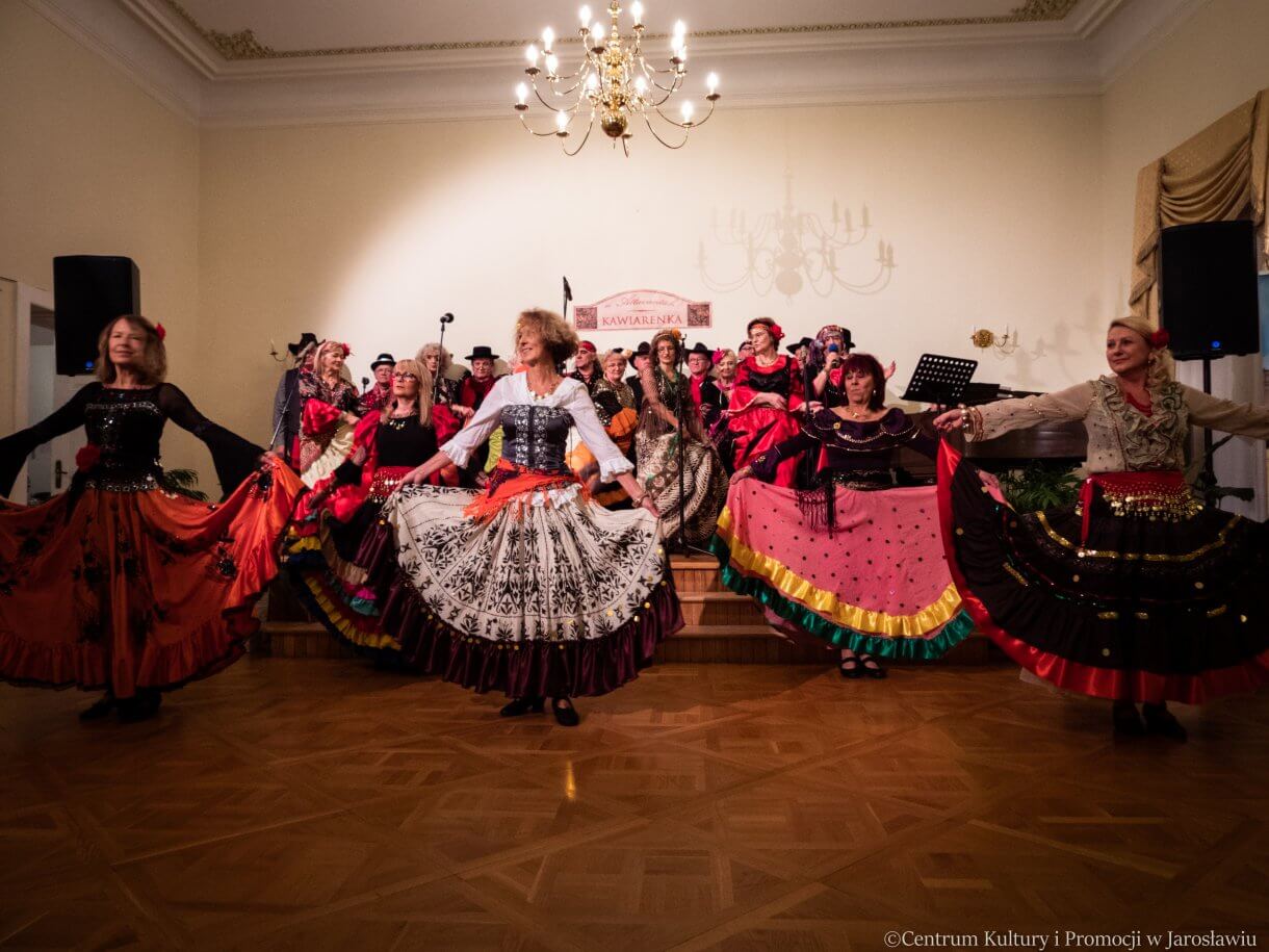 Zespół Piosenki Estradowej Sway na scenie i Zespołu Tańca Towarzyskiego Balans