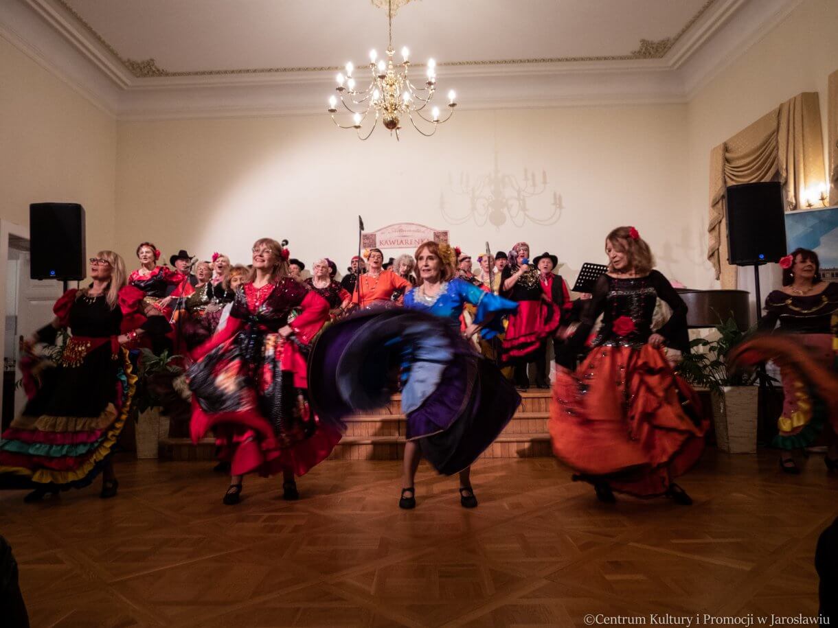 Zespół Piosenki Estradowej Sway na scenie i Zespołu Tańca Towarzyskiego Balans