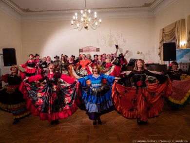 Wieczór w „Kawiarence u Attavantich” Zespół Piosenki Estradowej Sway na scenie i Zespołu Tańca Towarzyskiego Balans