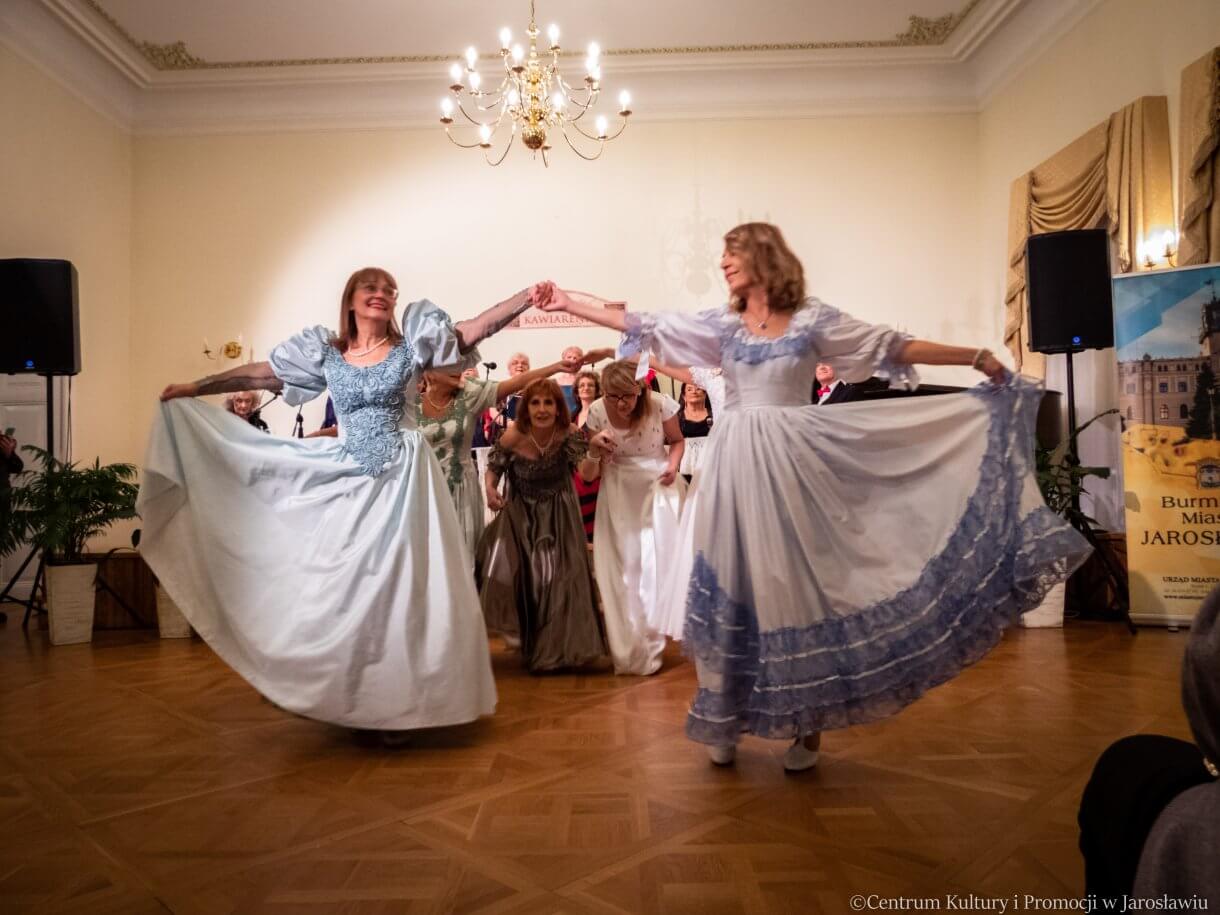 Zespół Tańca Towarzyskiego Balans podczas występu
