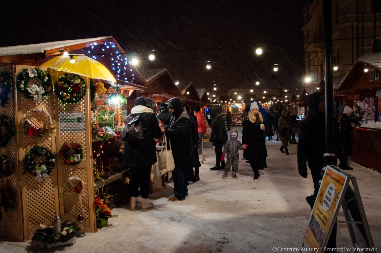 pasaż wystawców na jarmarku