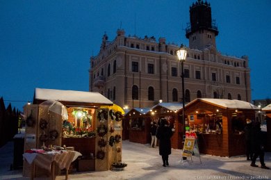 Świąteczna atmosfera na jarosławskim rynku wystawcy podczas jarmarku