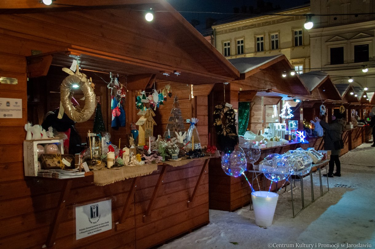 pasaż wystawców Jarmarku Bożonarodzeniowego