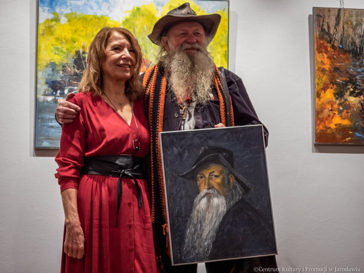 Ludwika Koczut autorka wystawy i Henryk Cebula artysta