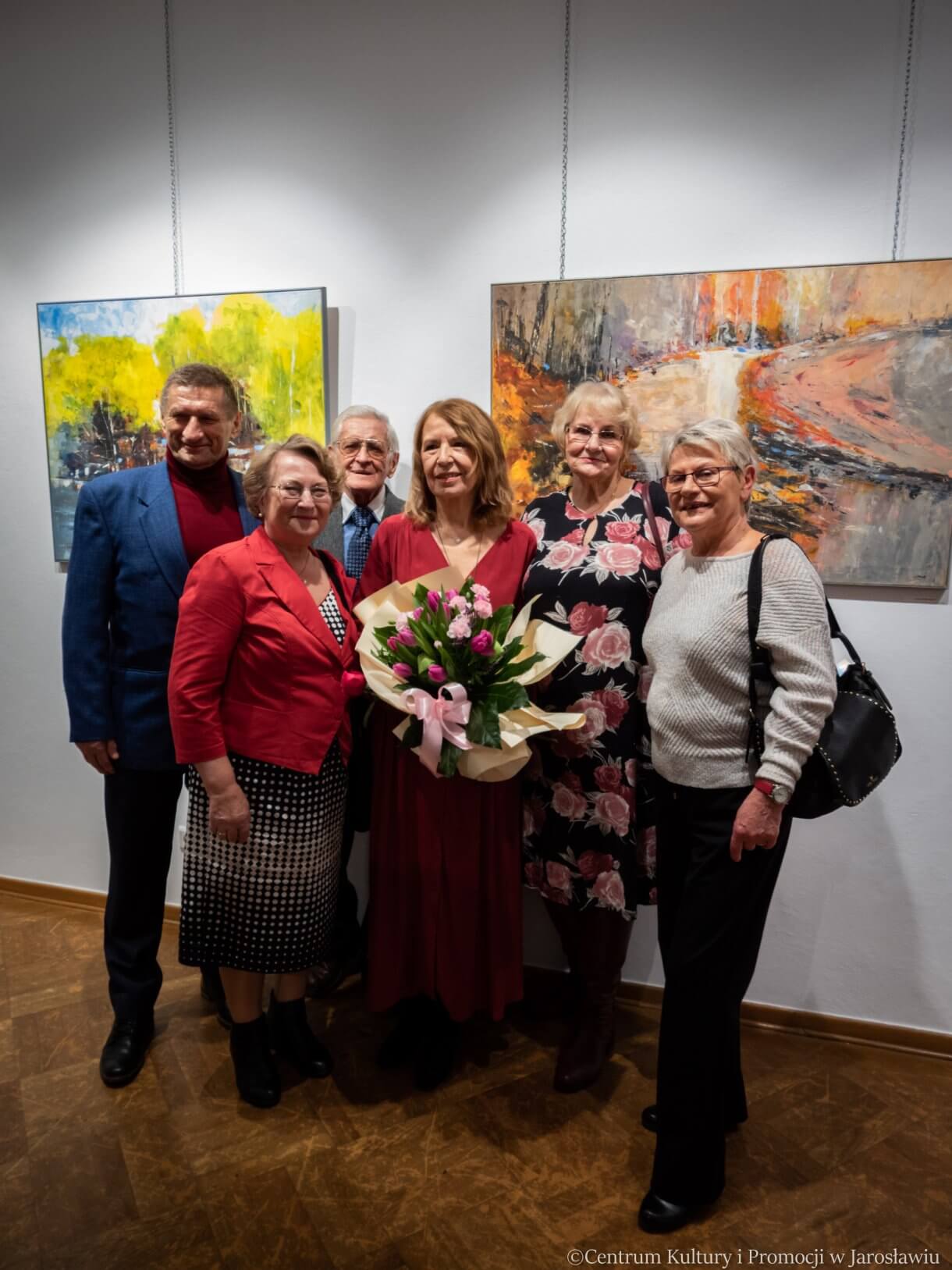 Ludwika Koczut z uczestnikami wernisażu