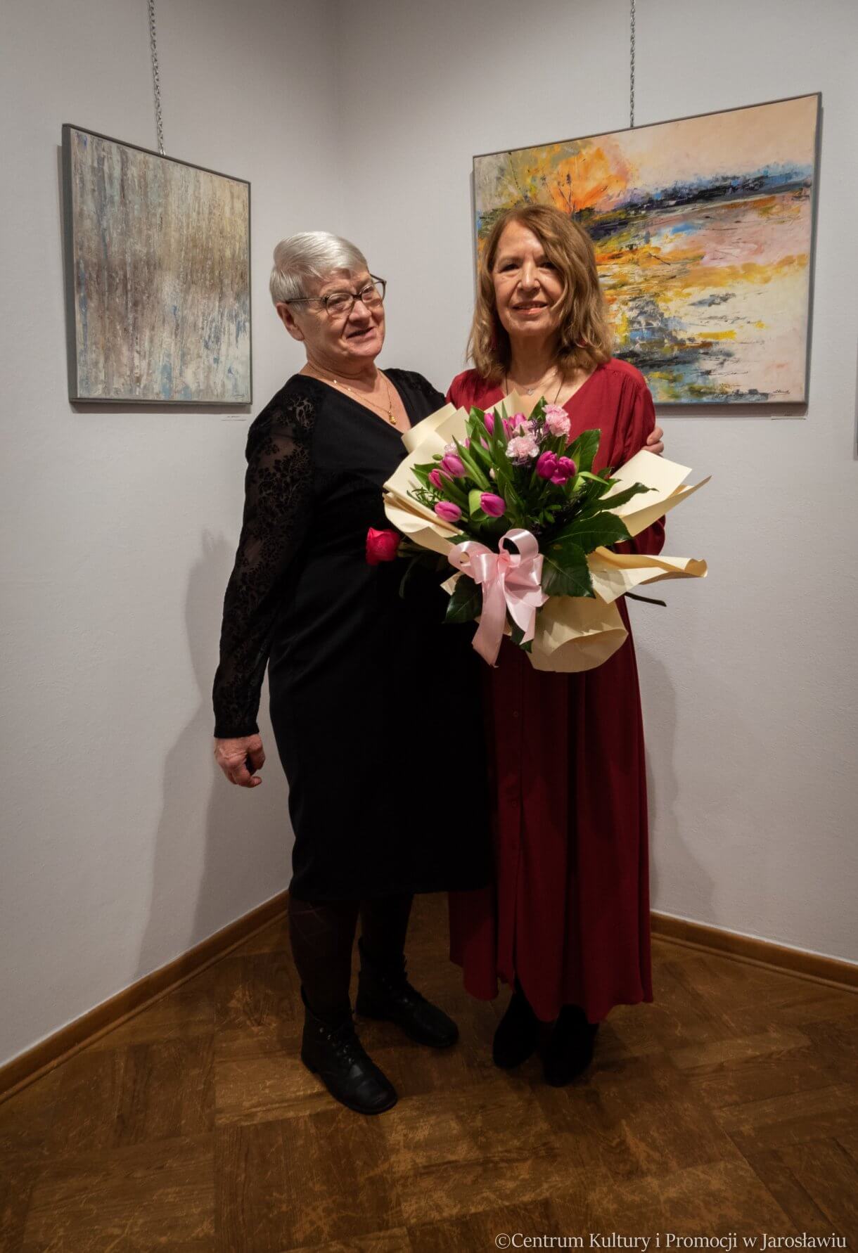 Ludwika Koczut z uczestnikiem wernisażu